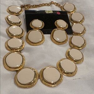 Gorgeous Vintage Gold/ white 2 piece Neck & earring set New Stunning Classic